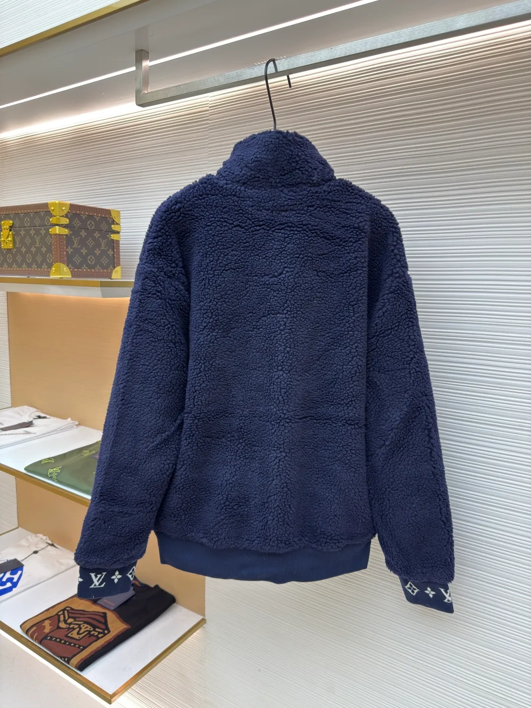 LOUIS VUITTON Teddy sheep wool blended suede tunic jacket ●Authentic product: Purchased and developed for 14999 ●Item number: 1680677-B70 ●Fabric: Lamb wool fabric ●Technology: Positioned cutting machine ●Version: Fitted version ●Weight: about 875 grams ●Size: S-M-L-XL ●Description: Made of high-quality lamb wool fabric, the fluff is fine and soft, rich to the touch, the fluff is tight and even, not easy to shed, ensuring the quality and durability of the jacket; the collar adopts a stand-up collar design, which has been treated with special technology to be stiff and stylish, which can protect the neck from cold wind; the brand on the zipper head The logo is exquisite and compact, adding to the beauty of the details; the brand leather patch on the left chest is made of high-quality material, and the embossed brand logo is clear and three-dimensional, with full texture, which enhances the recognition and high-end sense of the jacket; during the sewing process, the stitches are fine and even, especially the splicing of the lamb wool fabric, which is smooth and firm. The overall wiring is straight and delicate, the fabric is comfortable and soft, and the color is consistent without color difference. It can be matched with the same style to create a fashionable look and control various occasions. Customized accessories, complete with three standards, same style for men and women!